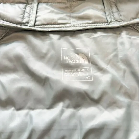 The North Face Women's Sage Green Puffer Jacket - Picture 4 of 6